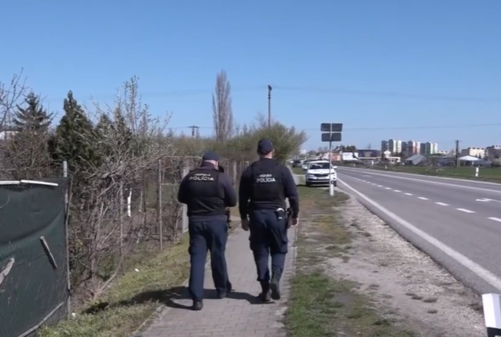 Policajti v záhradkovej oblasti 