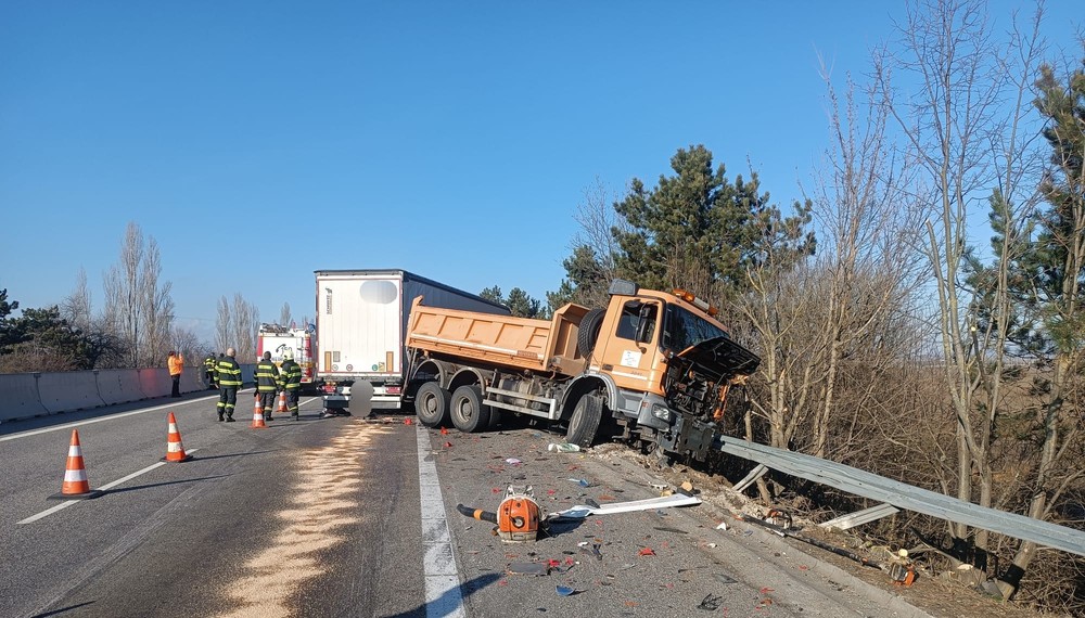 nehoda D1 pred Hlohovcom v smere na Trenčín (2)