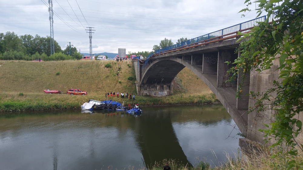 Nehoda kamióna: Vodič zletel z mosta