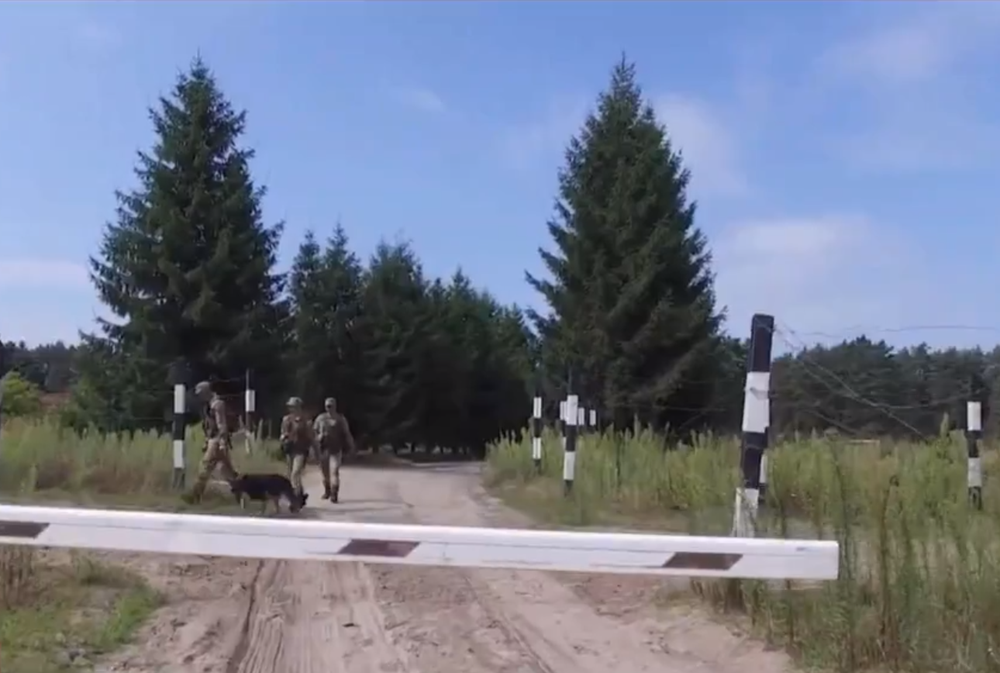 Dron pri policajnom zásahu na hraniciach odhalil nelegálneho migranta