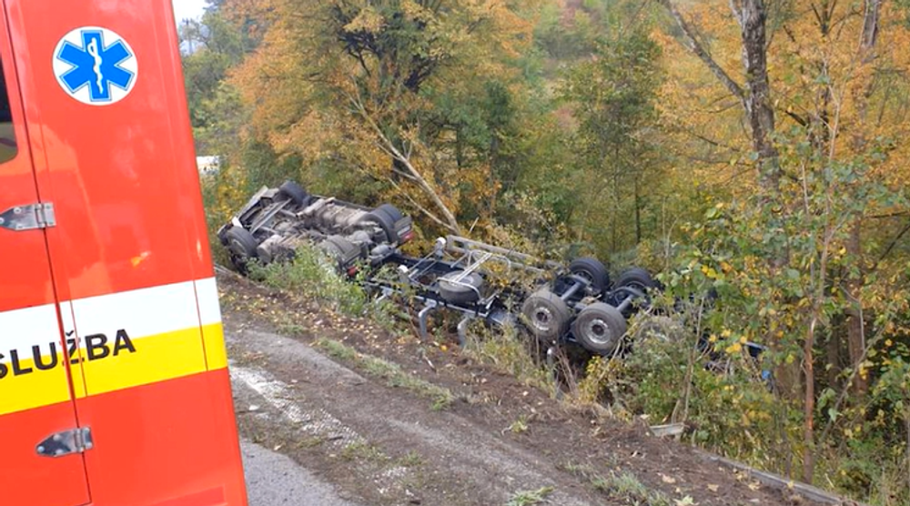 Nehoda kamióna zablokovala cestu pri Strečne, vodič skončil v policajnej cele