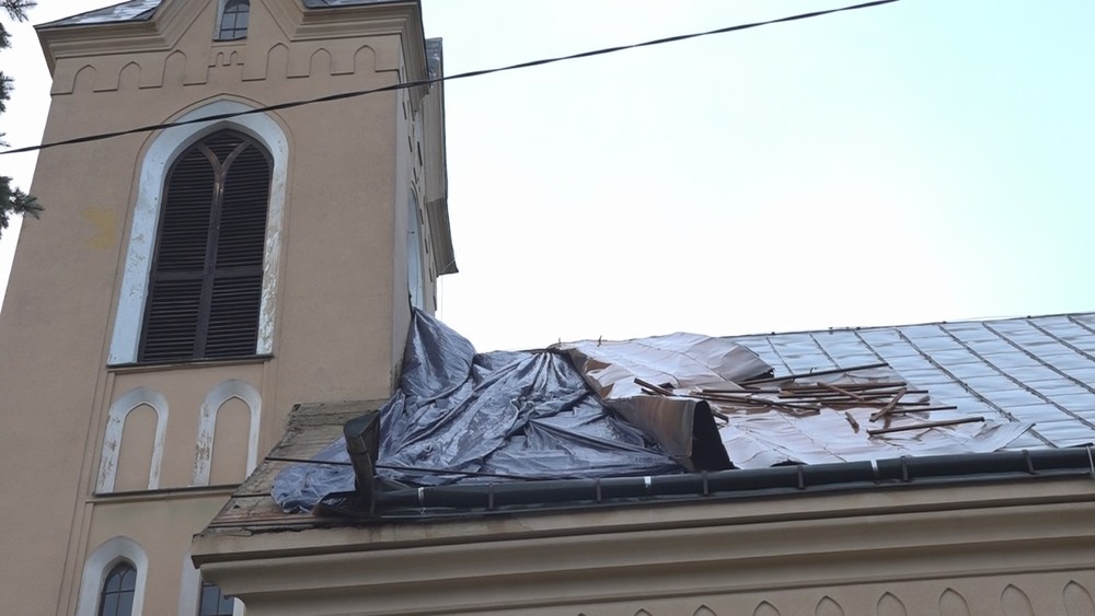 Poškodený kostol v Kochanovciach