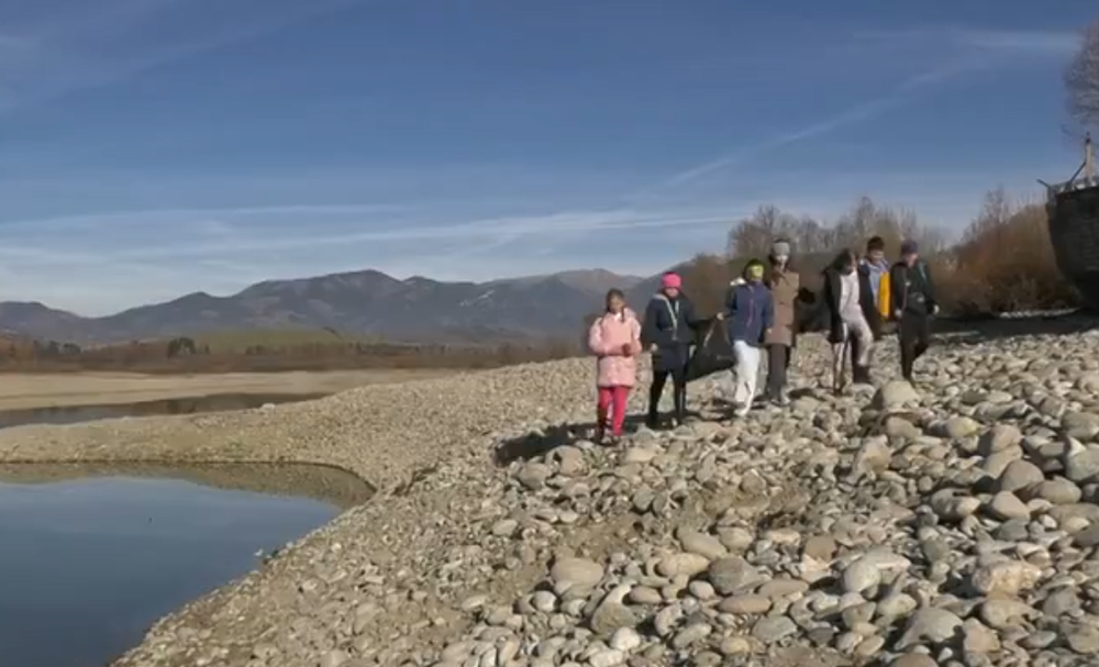 Žiaci zbierajú odpadky 4