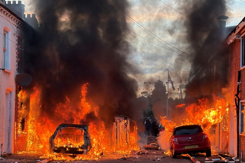 nepokoje protesty noz utok
