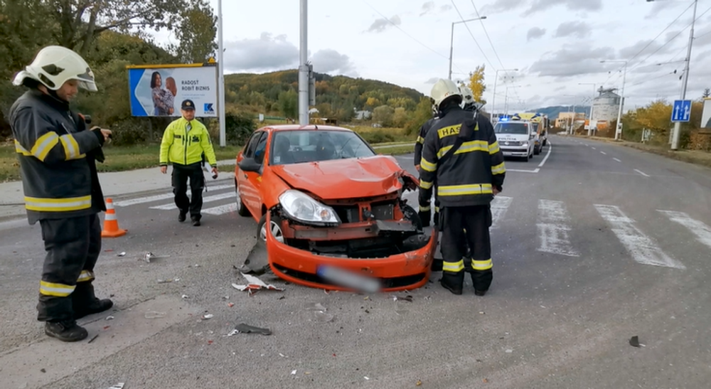 FOTO: Neuveríte, čím si vodič nahradil spätné zrkadlo! Kozmetické zrkadielko upevnil šnúrkami od topánok 