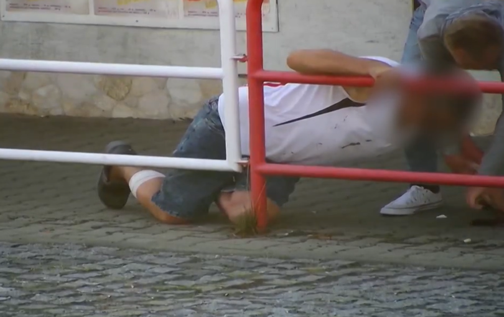 Zlodej okradol podguráženého muža. Tváril sa, že mu ide pomôcť