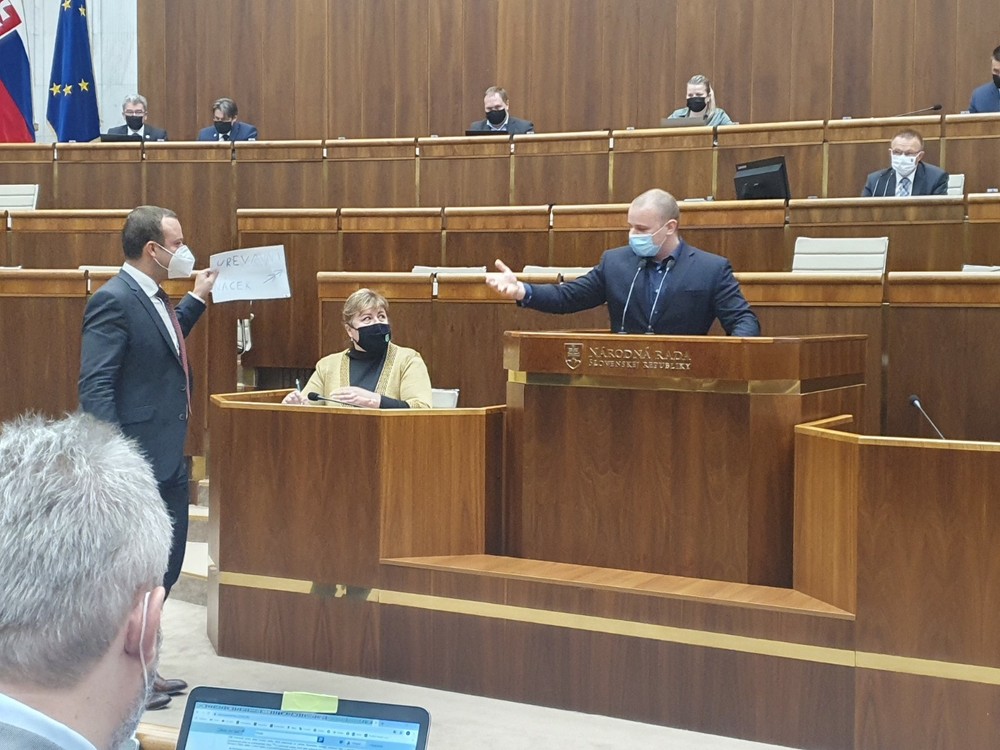 Roztržka v parlamente 