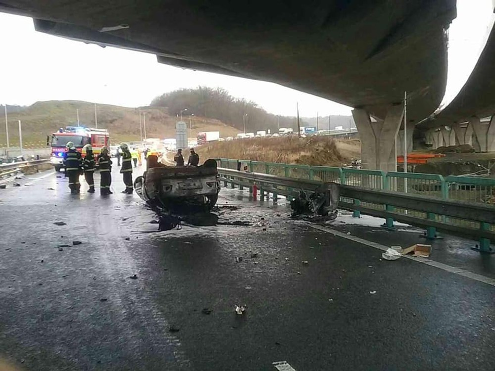 Dopravná nehoda horiaceho auta v Prešove si vyžiadala jednu obeť