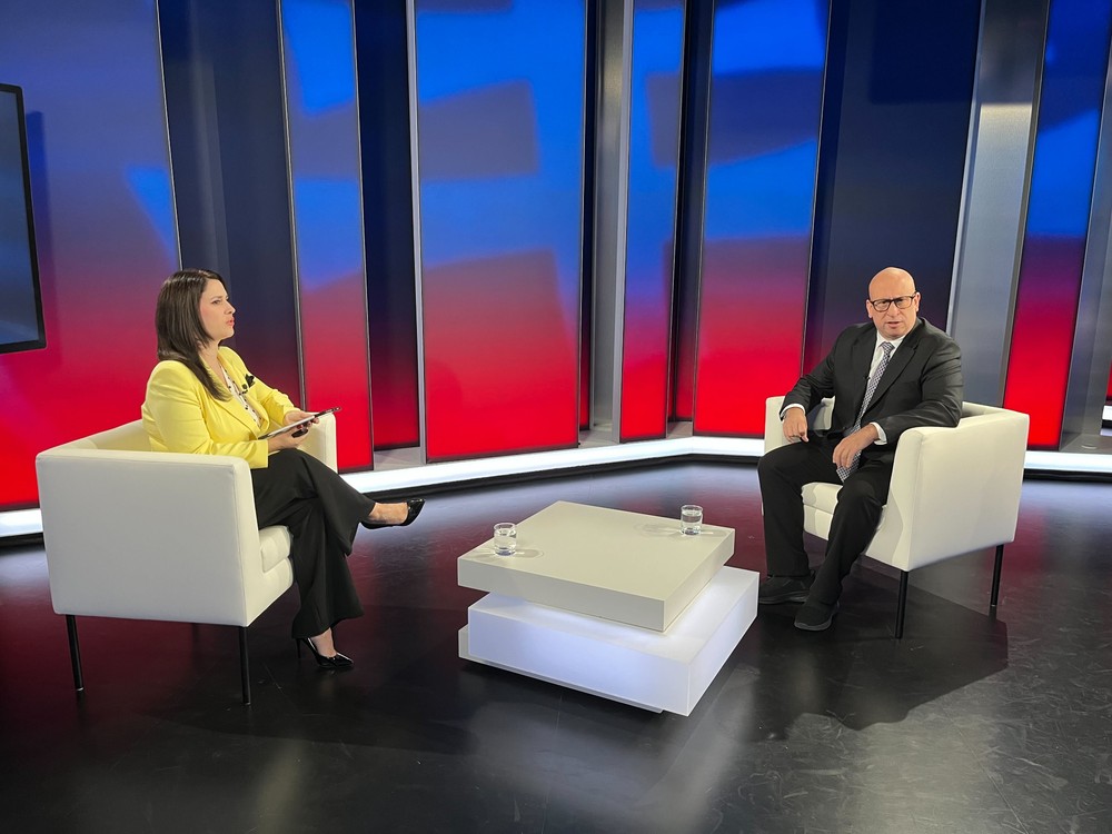 Politika 24 s ministrom dopravy Rážom
