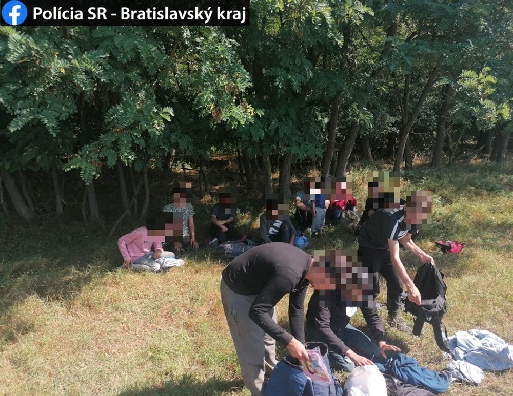 Pri Malackách našli veľkú skupinu migrantov, policajti zadržali takmer tridsať ľudí 