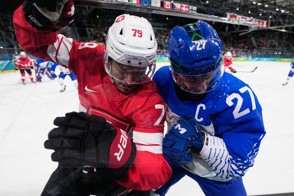 Švajčiarsky hokejista Calvin Thurkauf (vľavo) a Talian Thomas Larkin