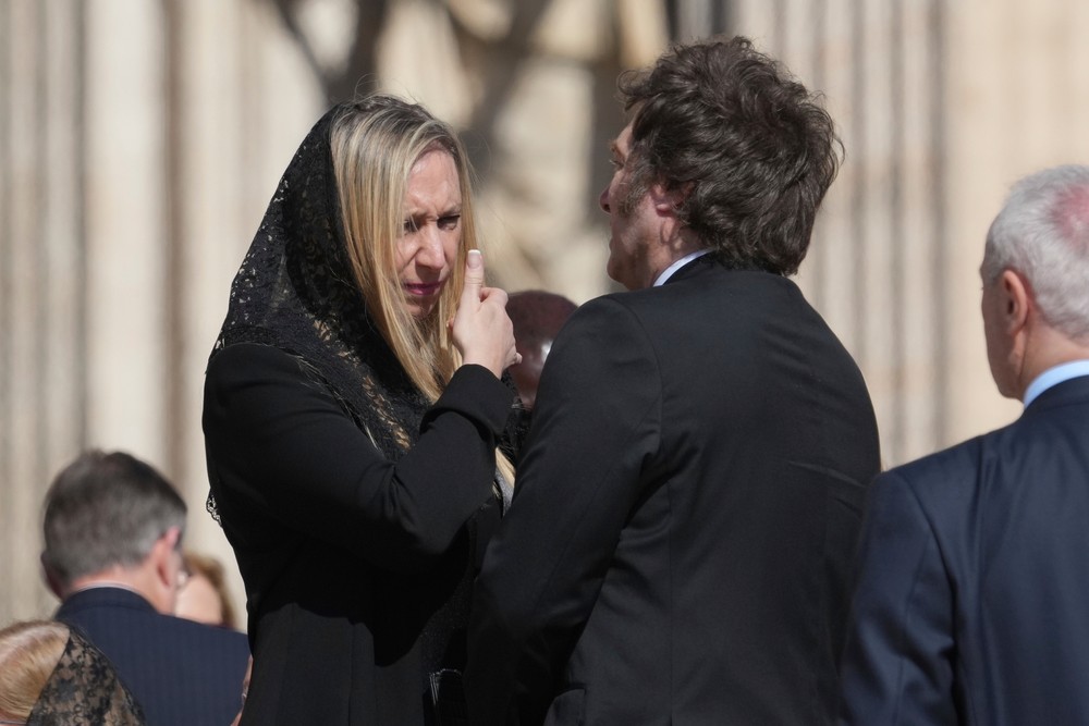 Argentínsky prezident Javier Milei a jeho sestra Karina prichádzajú na pohreb pápeža Františka