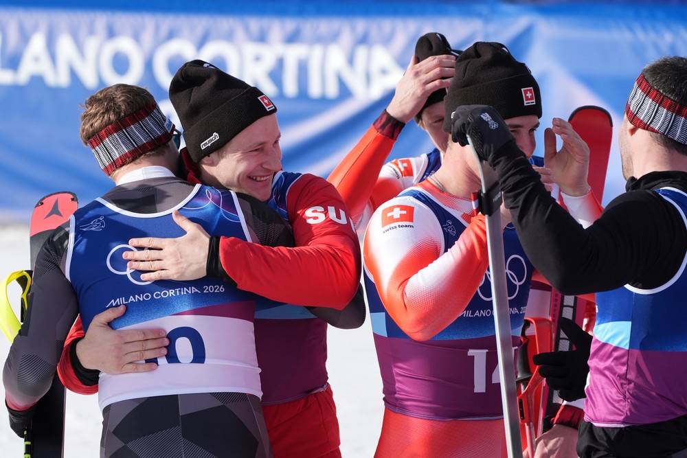 Víťazní švajčiarski lyžiari Franjo von Allmen a Nef Tanguy
