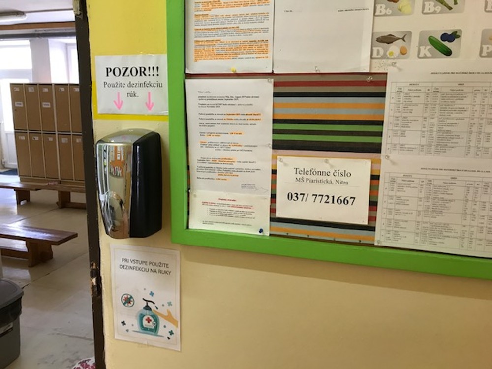 MŠ Piaristická - zaistenie dezinfekcie pri vstupe do šatne