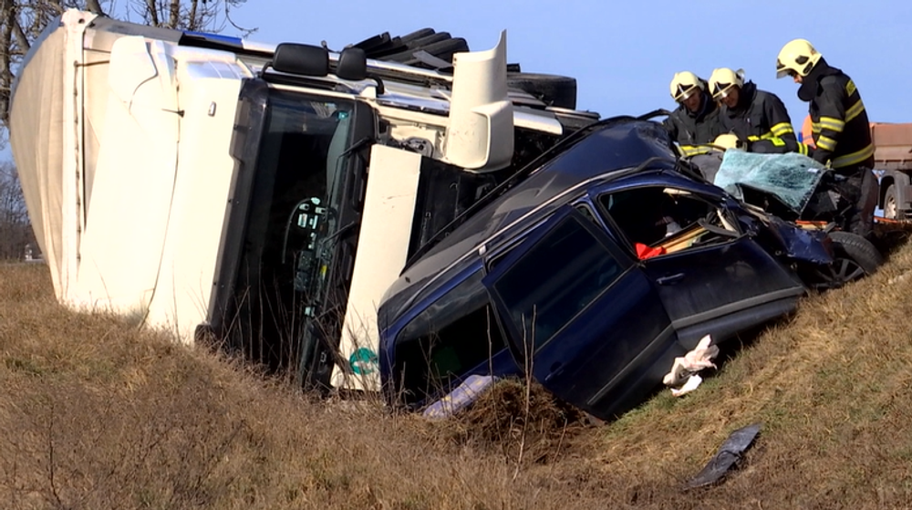 Vodič osobného auta skončil pod kolesami kamióna. Pomoc už bola zbytočná