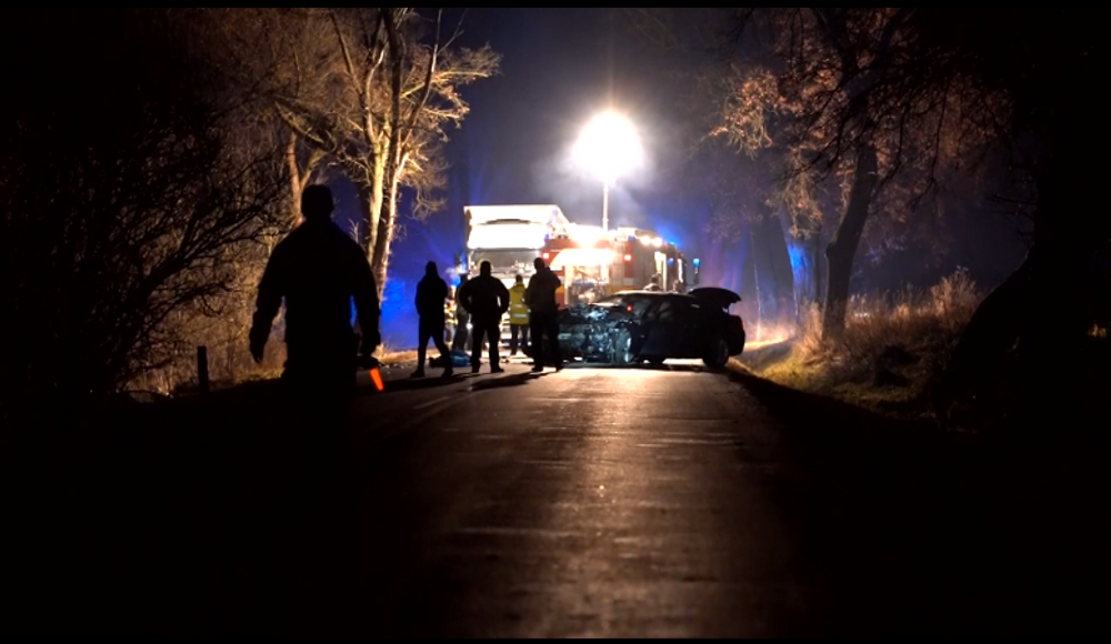 Čelná zrážka sa skončila tragicky, zo zdemolovaného vraku museli vodiča vyprostiť hasiči