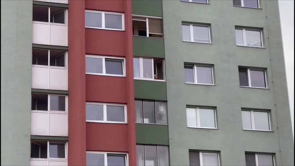 [multi] V hlavnom meste horia pivnice výškového paneláku 2516