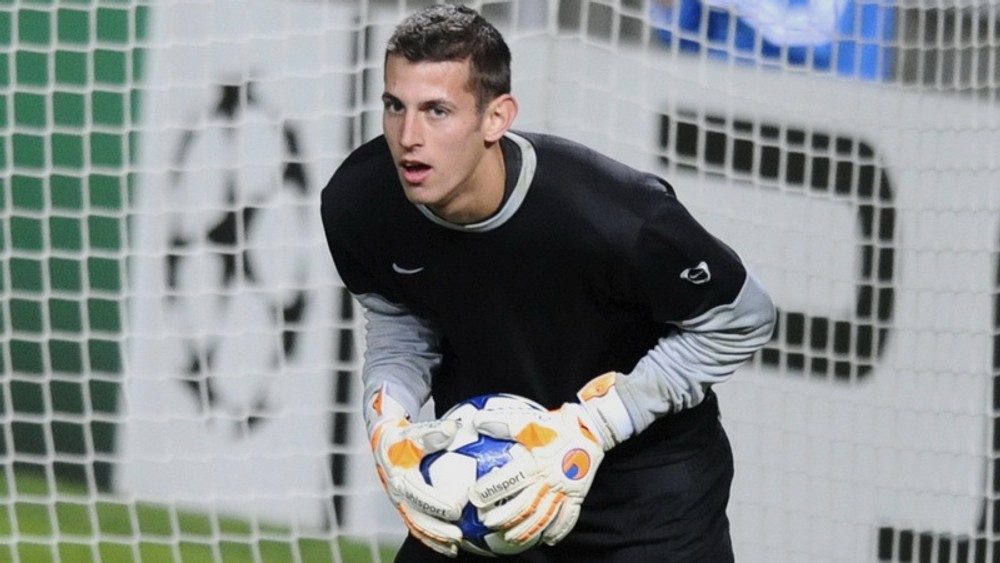 brankar martin dubravka s loptou v branke, futbal msk zilina