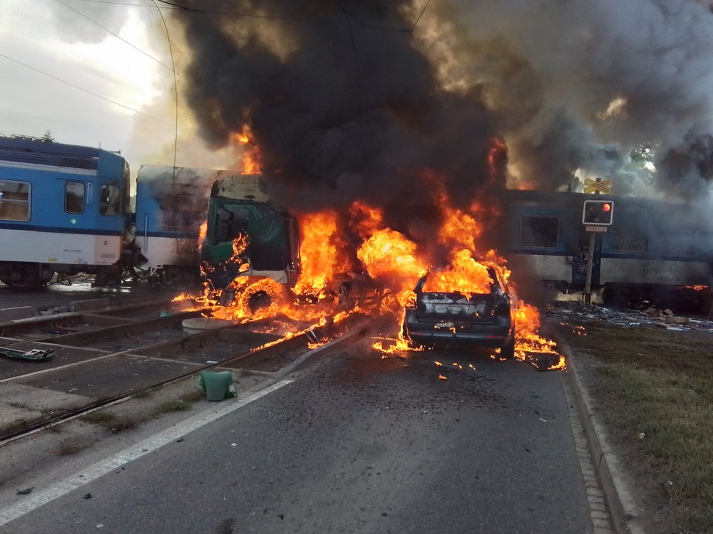 zrážka vlak kamion požiar hasiči (18)