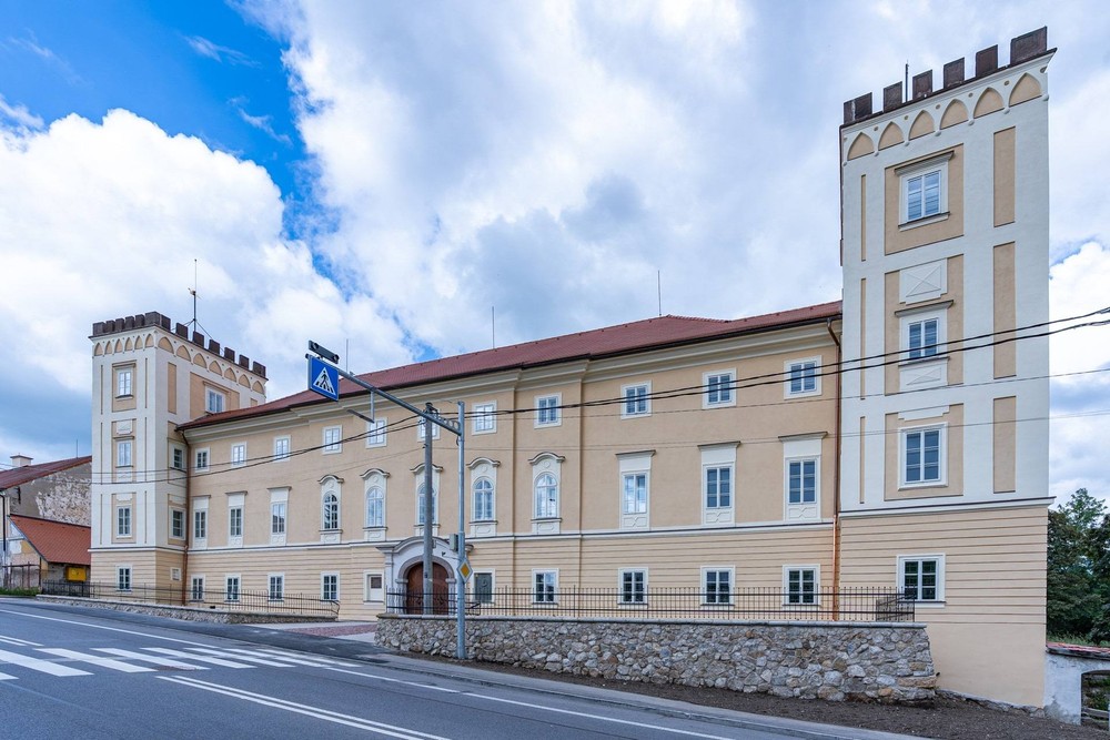 V Žiari nad Hronom otvorili zrekonštruovaný kaštieľ