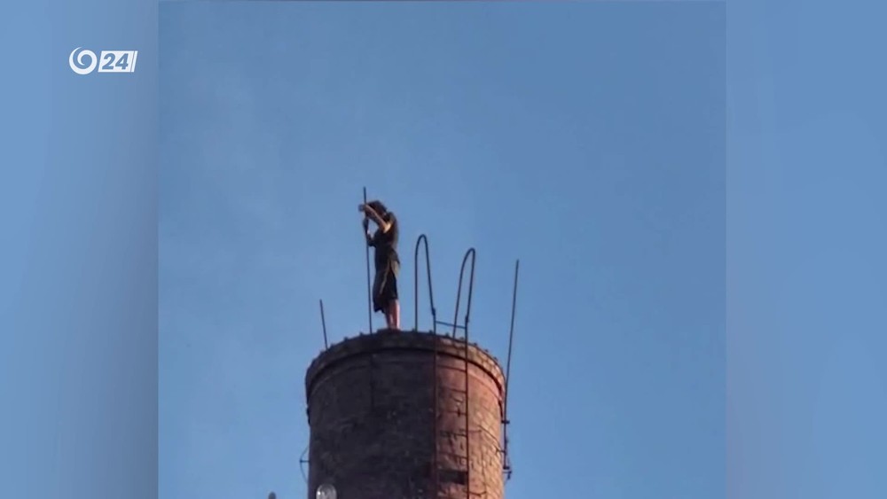 mladik liezol na poskodeny komin