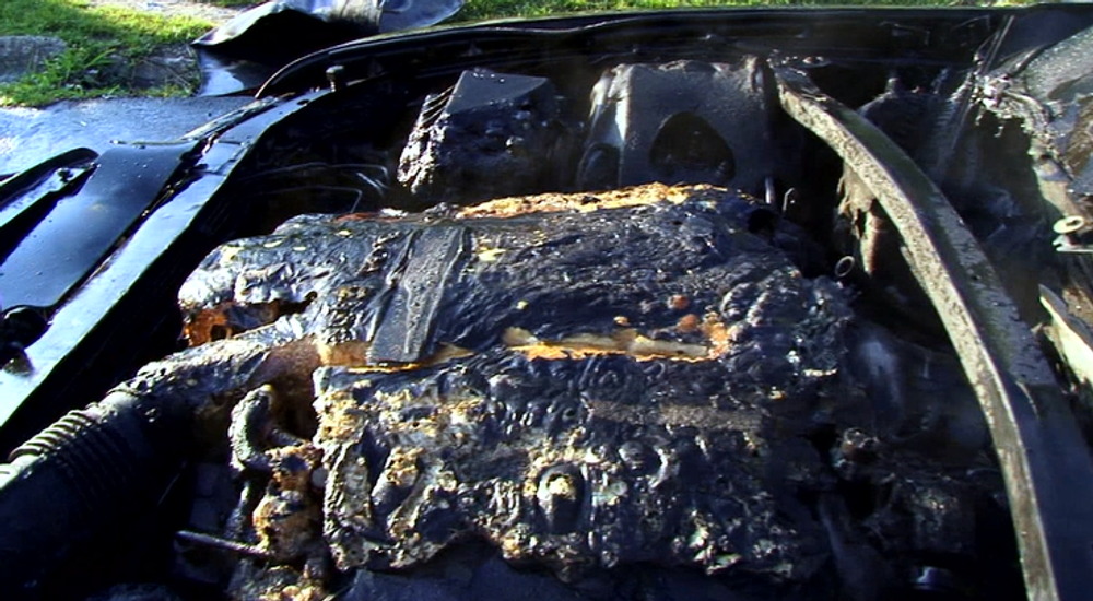 Mladej žene začalo horieť auto počas jazdy. Pred plameňmi sa snažila uniknúť aj so svojim dieťaťom