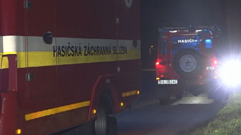 Hasiči na ceste k požiaru havarovali Cisterna skončila v potoku (7)