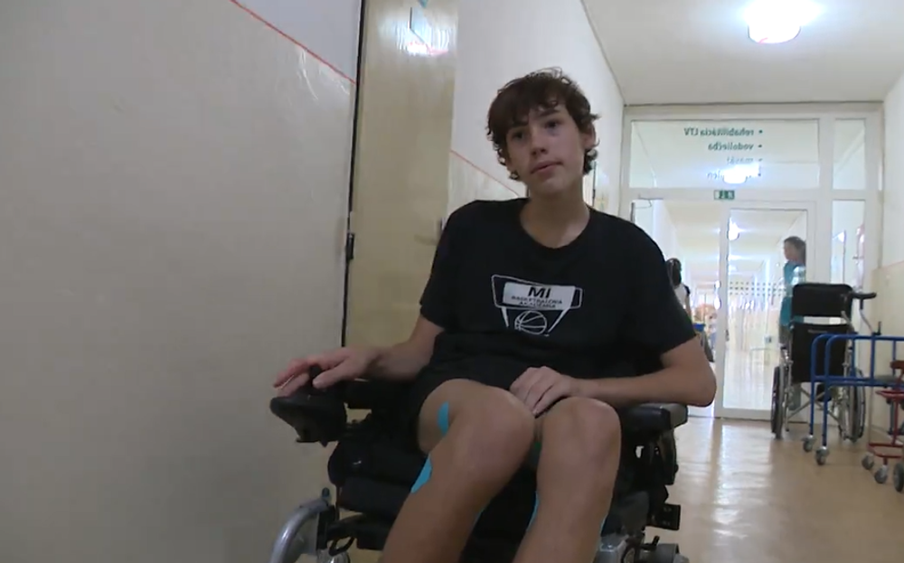 Mladého Lukáša zasiahol elektrický prúd. Teraz sa chce už vrátiť domov a znovu chodiť