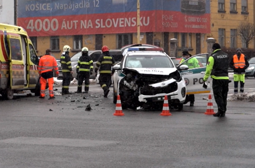Po vážnej nehode policajnej hliadky odviezli do nemocnice policajta 
