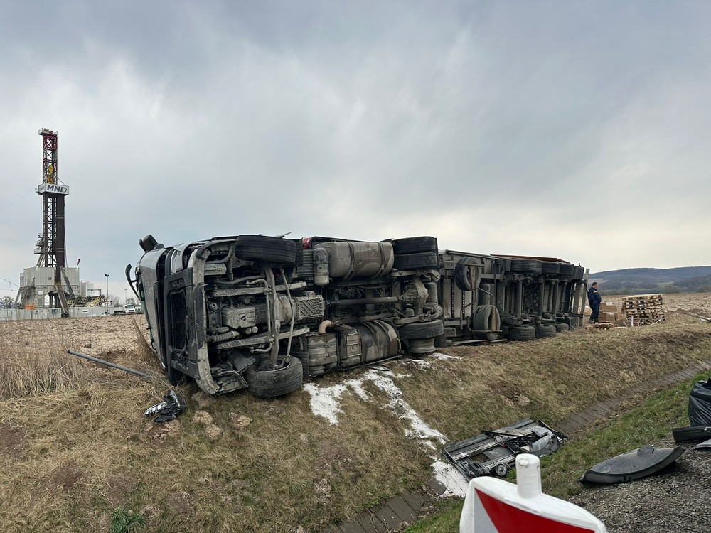Na diaľnici pri Bidovciach sa v noci prevrátil kamión