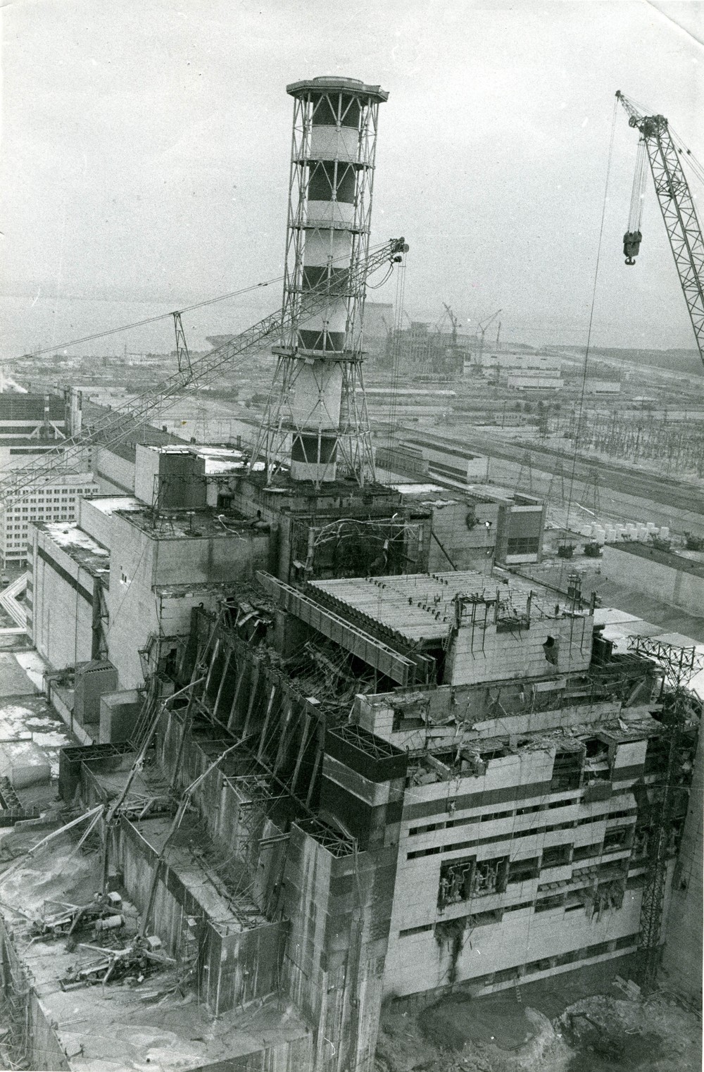 4. október 1986 - Už takmer pol roka prebiehajú intenzívne práce na likvidácii následkov havárie na Čornobyľskej jadrovej elektrárni.