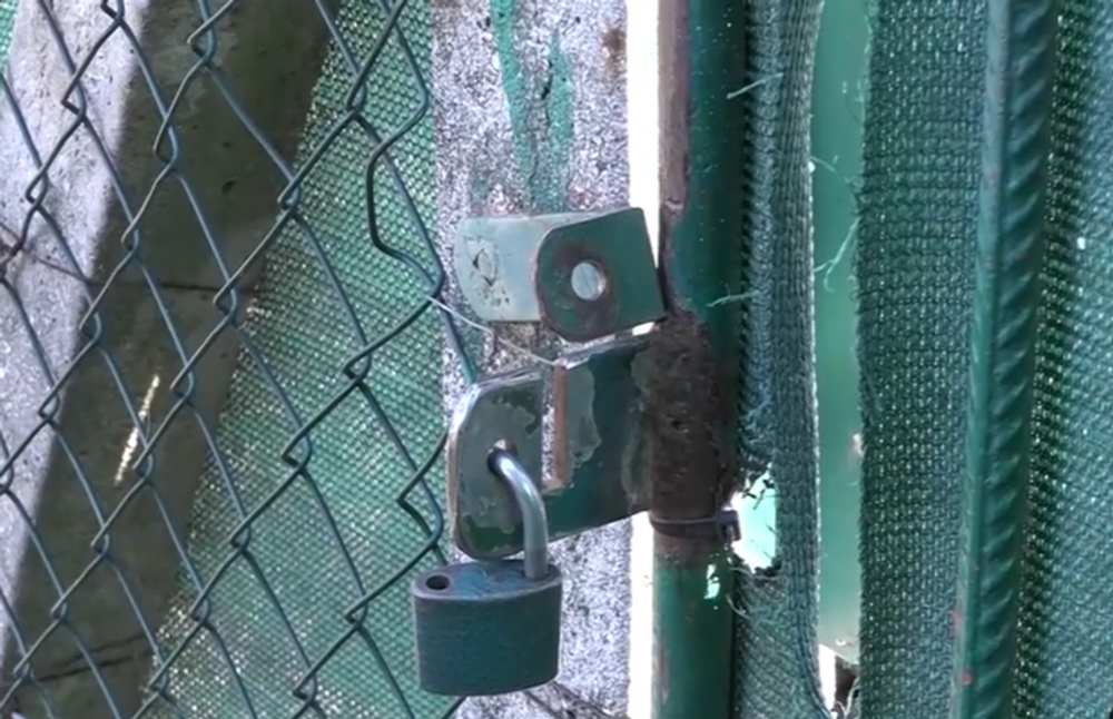 Zlomený zámok na chate