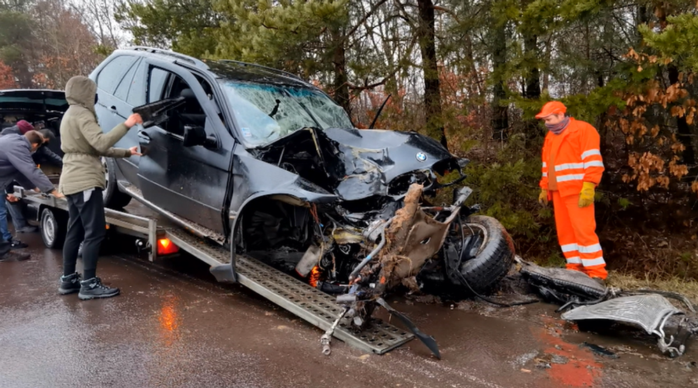 Auto s troma deťmi dostalo šmyk, rodinu po havárii odviezli z miesta záchranári 