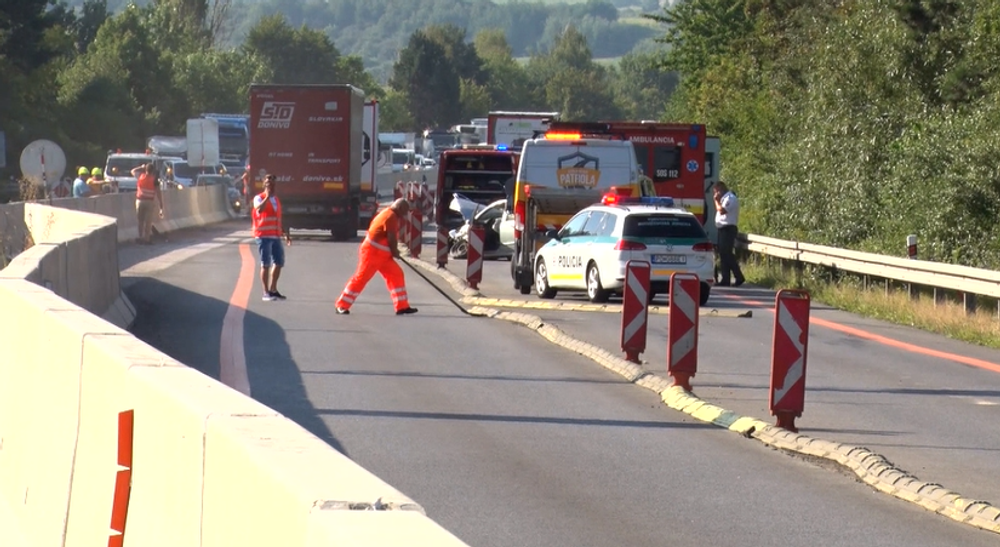 Zrážka troch vozidiel uzavrela diaľnicu do Košíc, v oboch smeroch to spôsobilo kolóny 