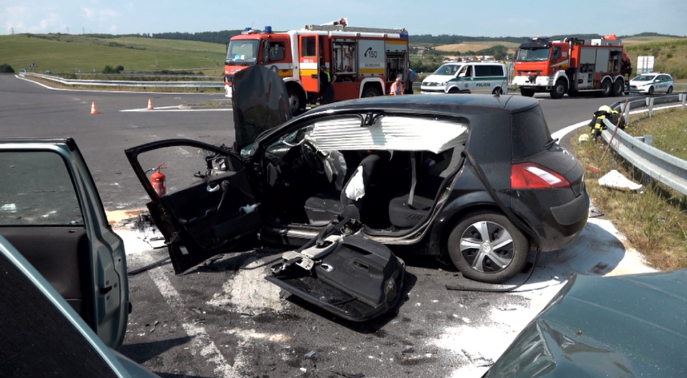 Vinník nedal prednosť v jazde, skončilo to zrážkou troch áut