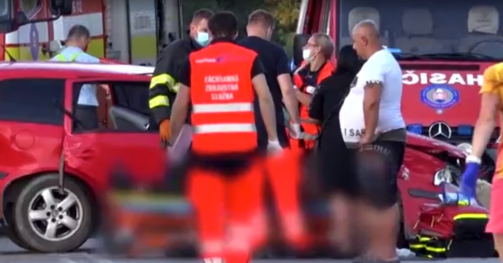 Jeden mŕtvy, traja ťažko a traja ľahko zranení. Toto je výsledok zrážky troch áut