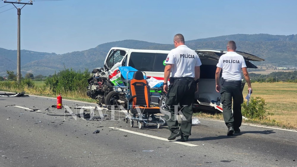 Prevozová sanitka sa zrazila s osobným autom