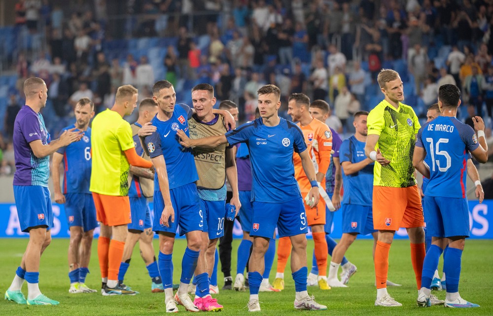 slovenskí futbalisti oslavujú po výhre nad Lichtenštajnskom 3:0 v kvalifikačnom zápase J-skupiny na ME 2024 