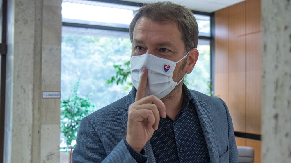 Igor Matovič ukazuje gesto ticho