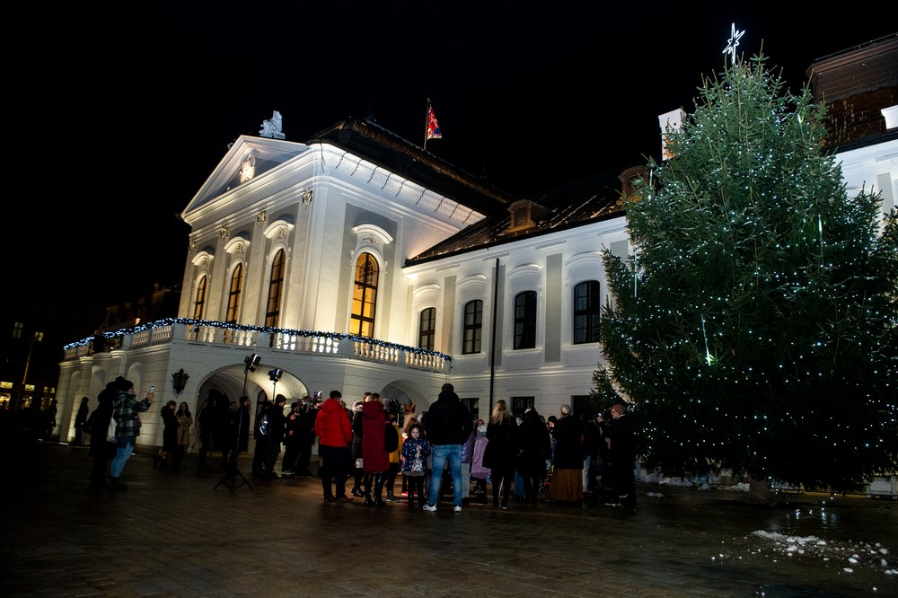 prezidentka zuzana čaputová deti mikuláš stromček (8)