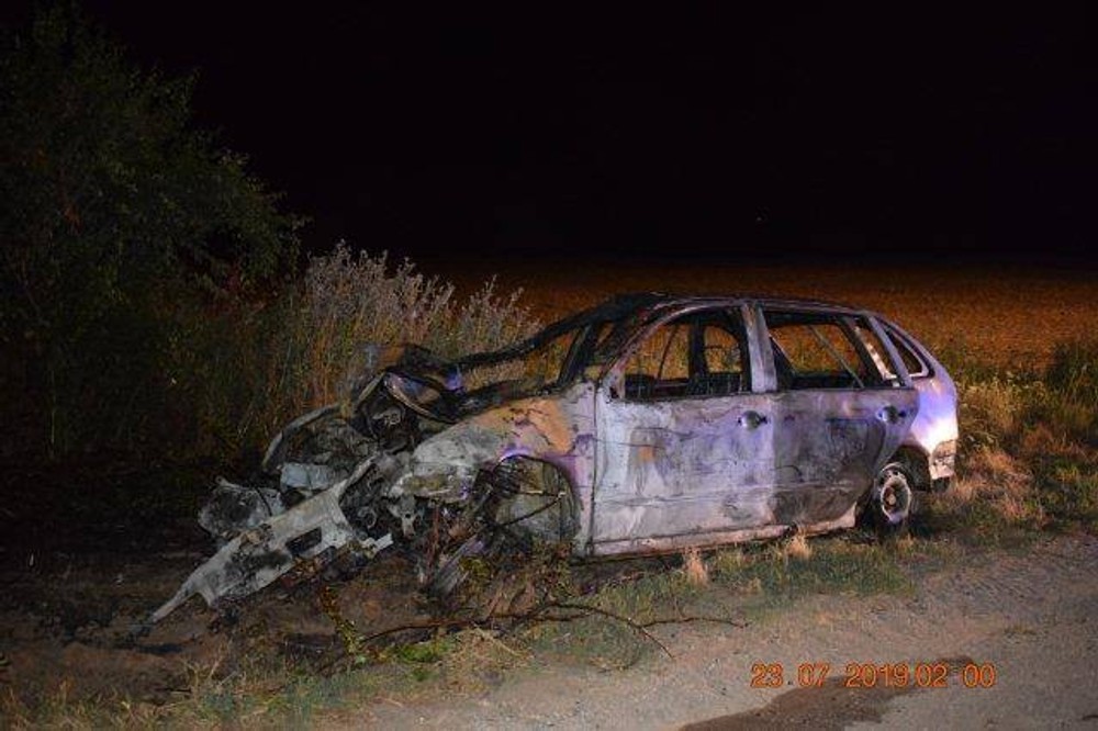 Tínedžeri narazili s autom do stromu. Vozidlo skončilo celé v plameňoch