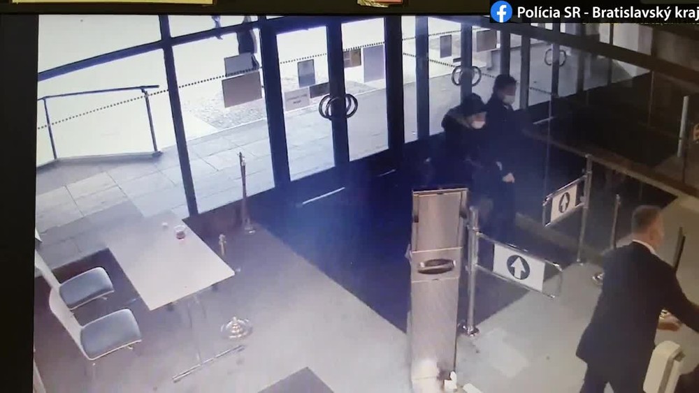 [multi] Muž so sekerou v parlamente 1314