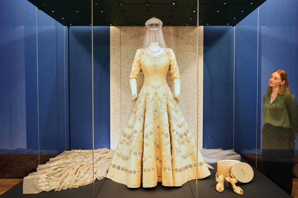 Výstava šiat kráľovnej Alžbety II. v Londýne