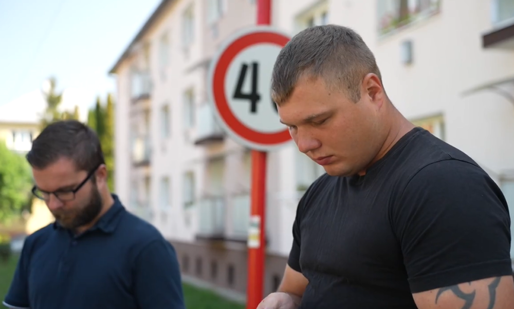 Muž bránil ženu pred agresorom, no sám teraz čelí trestnému stíhaniu
