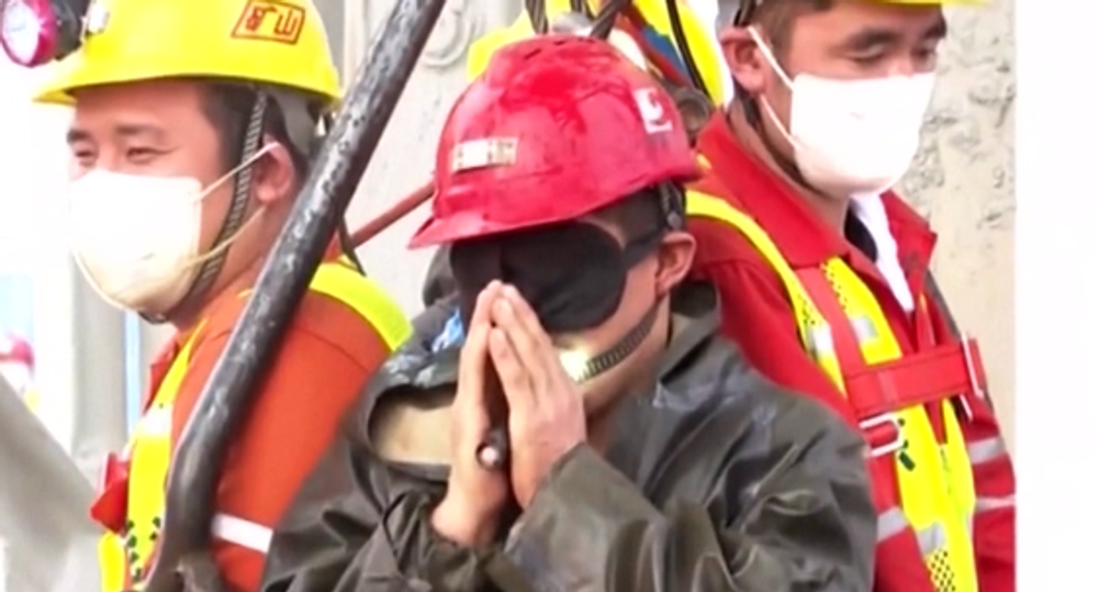 Záchranárom sa podarilo vyslobodiť baníkov, ktorí uviazli stovky metrov pod zemou Záchranárom sa podarilo vyslobodiť baníkov, ktorí uviazli stovky metrov pod zemou 