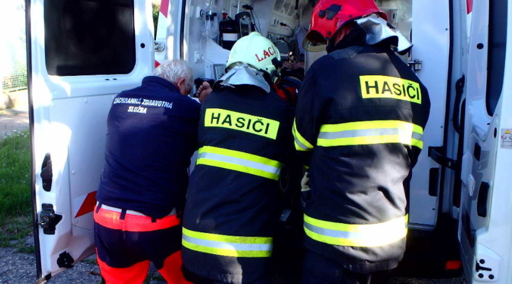 Nezvládol prejazd zákrutou a čelne vrazil do stromu. Pri dychovej skúške mu namerali tri promile