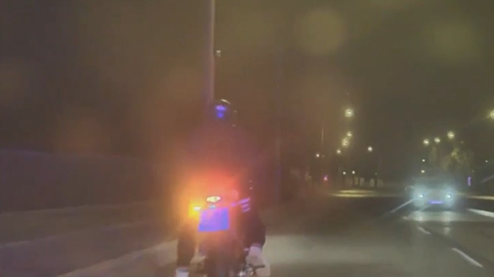 Policajtov napadol päsťami.