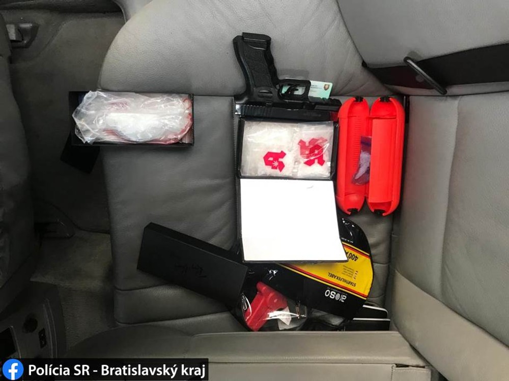 Pád kamaráta do šachty sa mužovi stal osudným. Po príchode policajtov mu v aute našli obrovské množstvo drog