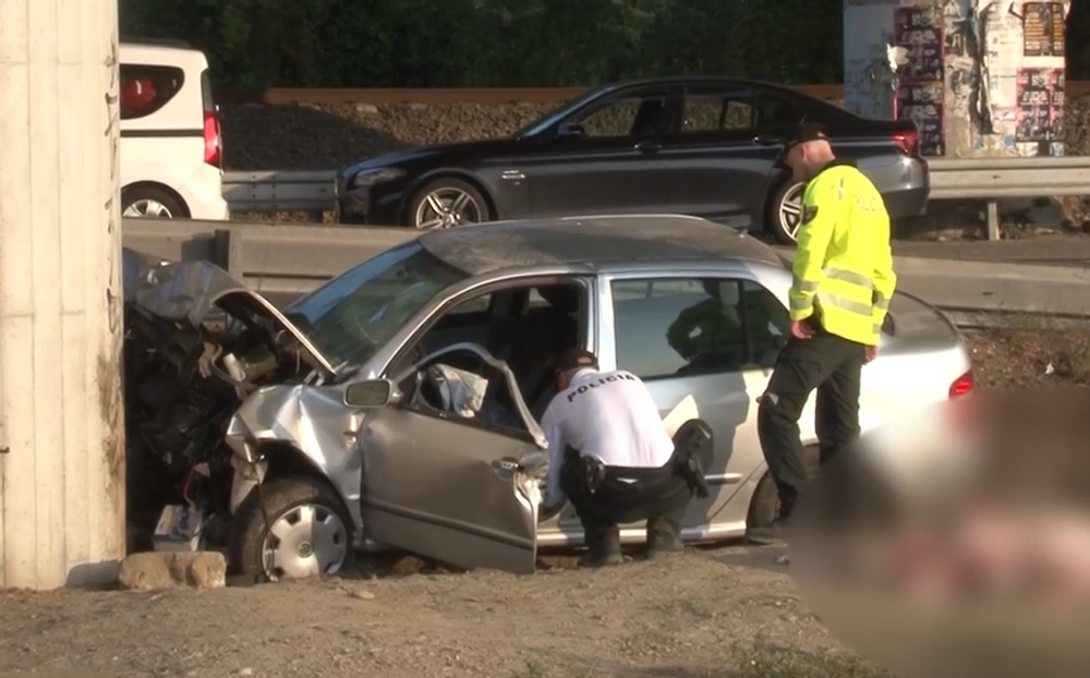 Muž narazil s autom do mostného piliera