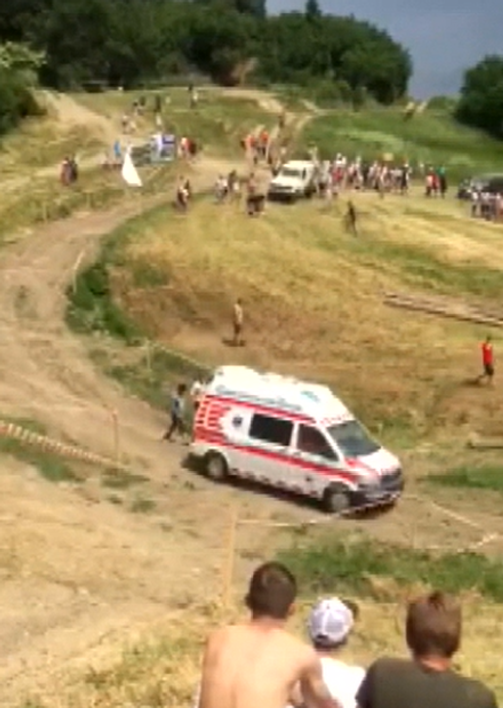 Mladý jazdec nezvládol terén a niekoľkokrát sa prevrátil